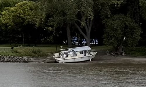 Authorities work with boat owner to get beached craft off Harriet Island
