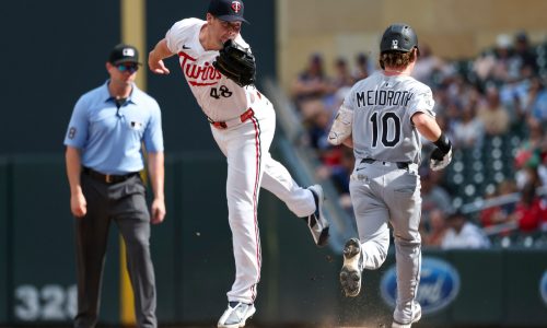 Twins give up two in the eighth, fall to White Sox