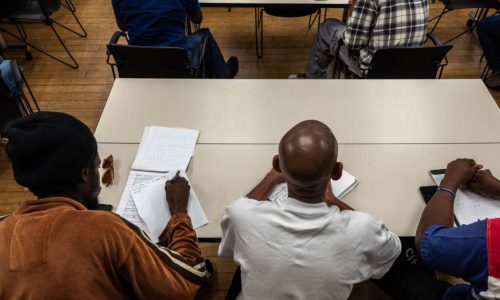 Participación en cursos de alfabetización para adultos e inglés disminuyó tras cambio en contratación