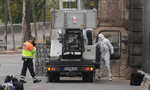 Jewel thieves hit Louvre