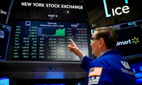 Dual Stock and Gold Boom Reveal Divided Economic Outlook