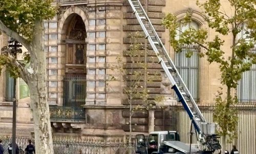 Thieves steal crown jewels in 4 minutes from Louvre Museum