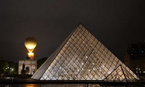 In just 7 brazen minutes, thieves grab ‘priceless’ jewels from louvre