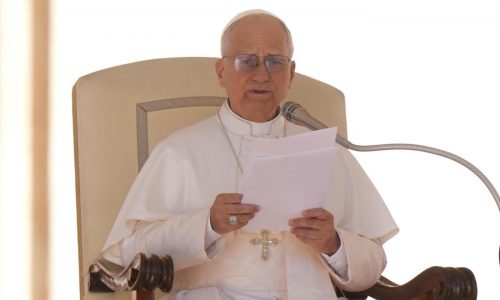 Pope urges news agencies to stand as bulwark against lies, manipulation and post-truths