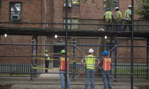 PODCAST: ¿Cómo afectan la caída del empleo y los salarios a los trabajadores inmigrantes mexicanos en EE. UU.?