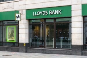 Lloyds sets aside extra £800m to cover car loan mis-selling fallout