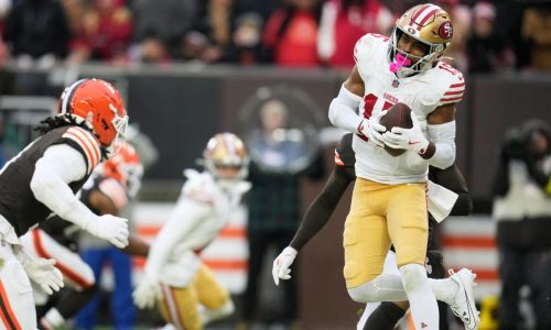 Purdy lidera a 49ers en victoria 26-8 sobre Browns arruinando debut de Sanders en casa