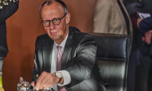 Alemania anuncia que levantará restricciones a la exportación de equipo militar a Israel