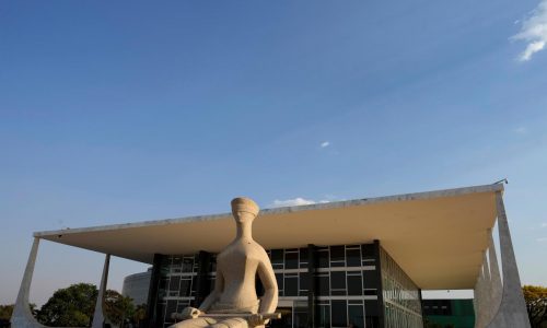 Arrestan a expresidente de Brasil Bolsonaro días antes del inicio de su condena de 27 años