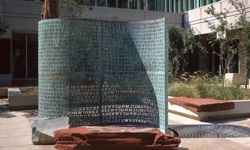 Información para descifrar mensaje secreto en escultura Kryptos de la CIA ronda el millón en subasta