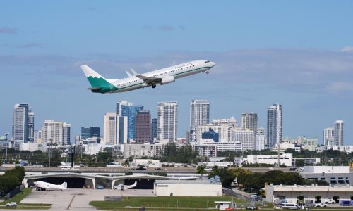 FAA levanta orden de reducción de vuelos, permitiendo a aerolíneas reanudar itinerarios regulares
