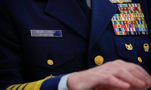 Guardia Costera revierte política de calificar esvásticas y sogas como “potencialmente divisivas”