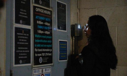 Jueza: gobierno sigue bloqueando el acceso de migrantes a abogados en centro de detención en LA