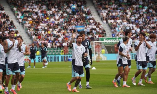 Argentina cierra el año con triunfo ante Angola con gol y asistencia de Messi