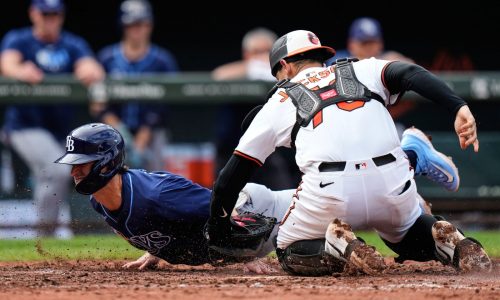 Twins trade for catcher, agree to terms for Justin Topa