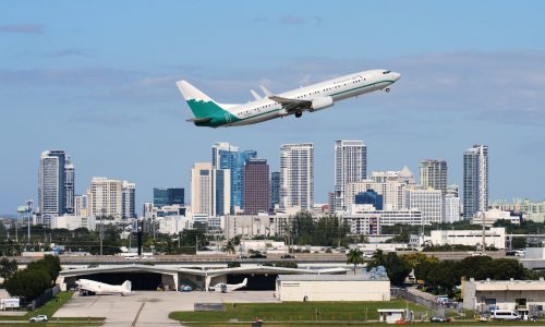 FAA lifts order slashing flights, allowing airlines to resume regular schedule Monday