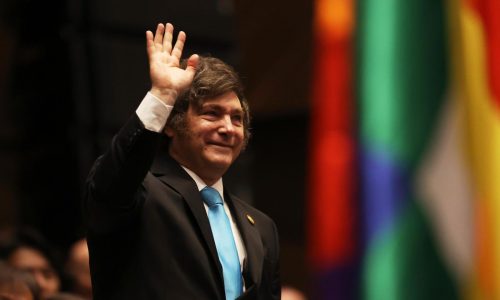 Milei exhibe camiseta de Estudiantes durante bilateral con Israel en medio de pelea con AFA