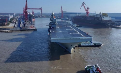 Tras botar un portaaviones, China empieza a probar un buque de asalto anfibio en el mar