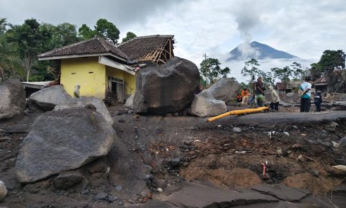 Erupción volcánica obliga a rescatar a más de 170 escaladores en el monte Semeru, Indonesia