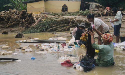 Indonesios buscan comida y agua tras inundaciones mortales. Sri Lanka reporta 193 muertes