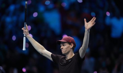 Jannik Sinner vence a Carlos Alcaraz y defiende el título de las Finales ATP