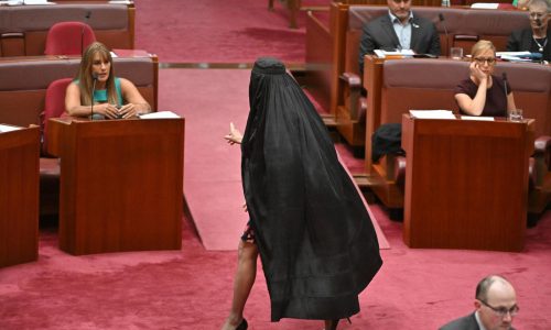 Suspenden a la senadora australiana Pauline Hanson por usar un burka como protesta