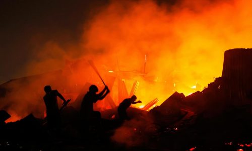 Un incendio devastador destruye una barriada y deja a miles sin hogar en la capital de Bangladesh