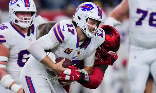 Josh Allen regresa a entrenar con Bills tras recibir ocho capturas ante Houston