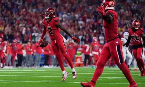 Bullock fuerza 3 pérdidas de balón, Texans logran 8 capturas y superan 23-19 a Bills