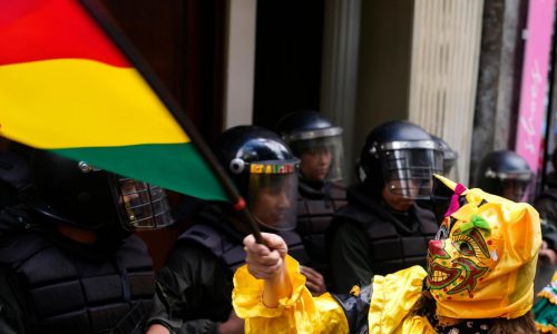 Bailarines vestidos de Pepinos reclaman a Perú por la apropiación del personaje boliviano