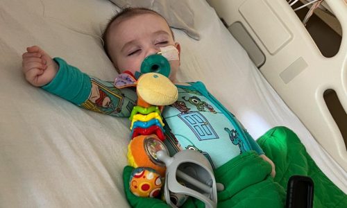 Bebés que tomaron fórmula ByHeart enfermaron meses antes del brote de botulismo, dicen padres