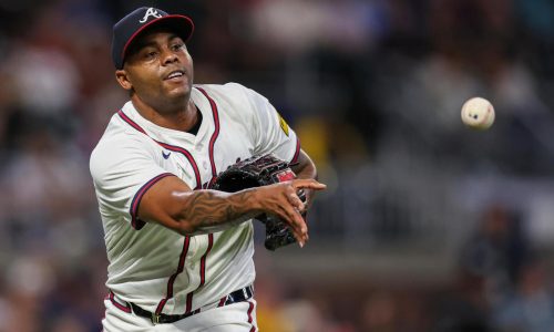 Bravos renuevan contrato con el cerrador veterano Raisel Iglesias por 1 año y 16 millones