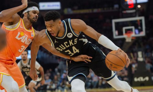 Entrenador de los Bucks Doc Rivers dice que Antetokounmpo estará fuera ‘probablemente 2 semanas’