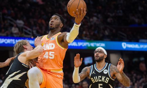 Mitchell anota 37 puntos y lidera a Cavaliers en victoria sobre Bucks; Antetokounmpo sale lesionado