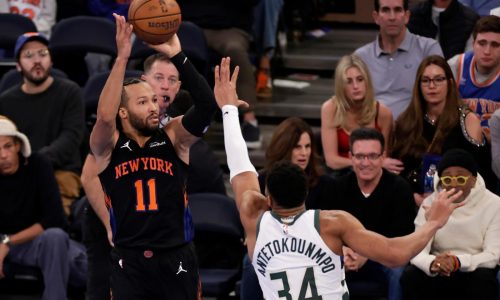 Jalen Brunson anota 37 puntos; Knicks vencen 118-109 a Bucks y avanzan en la Copa NBA
