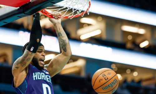 Miller anota 27 puntos, Hornets vencen a Bulls 123-116 y rompen racha de 7 derrotas