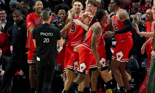 Triple de Vucevic antes de la bocina da a los Bulls victoria 122-121 sobre los Blazers