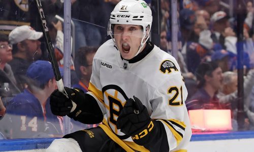Jeremy Swayman leads Bruins in 3-1 win over Islanders