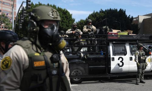 El gobierno de Trump demanda a California por ley que prohíbe a los agentes cubrirse el rostro