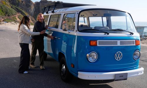Volkswagen presenta combi restaurada que sobrevivió a incendio en California y conquistó corazones