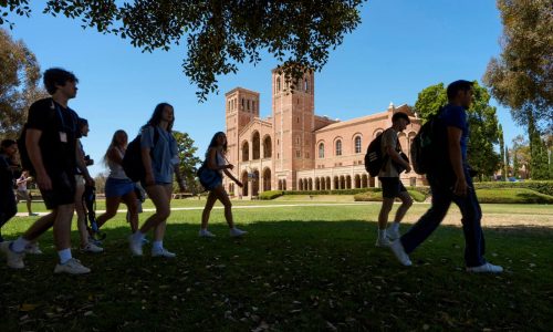 El gobierno de Trump demanda a California por otorgar ayuda escolar a inmigrantes