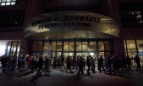 Interponen demanda para frenar arrestos de personas que se presentan a citas con ICE en San Diego