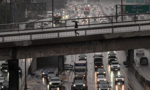 Río atmosférico azota el sur de California y amenaza generar deslaves en áreas de Los Ángeles