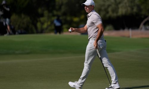 Rory McIlroy comparte liderato en Dubái y se acerca a su cuarto título europeo consecutivo