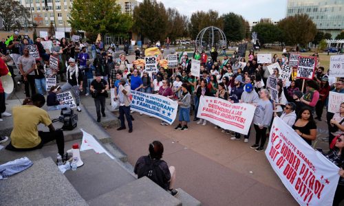 EEUU dice que detuvo a decenas de personas en redadas migratorias en Carolina del Norte