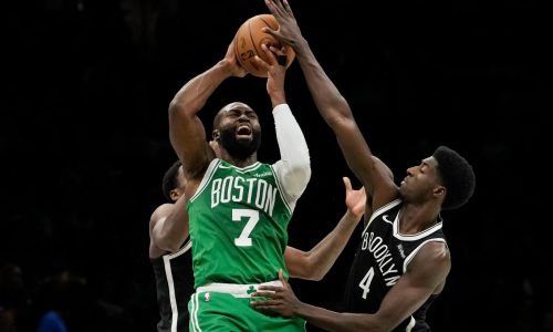 Brown y Celtics vencen a Nets 113-99 y superan marca de .500 por 1ra vez esta temporada