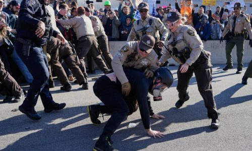 Corte suspende orden que limita el uso de la fuerza por parte de agentes migratorios en Chicago