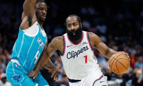 Harden anota 55 puntos y Clippers vencen 131-116 a Hornets