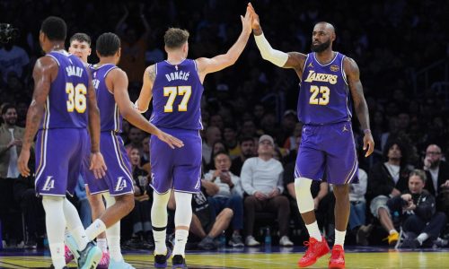 Luka y LeBron llevan a Lakers a victoria 135-118 sobre Clippers, para ganar su grupo en la Copa NBA