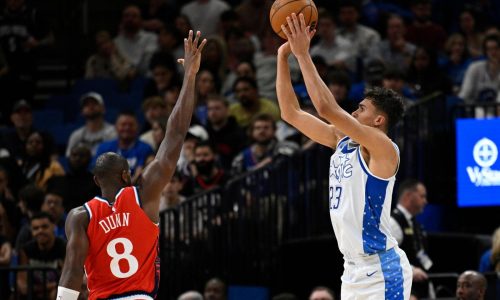 Suggs anota 23 puntos, su mejor marca de la temporada, y Magic arrolla 129-101 a Clippers